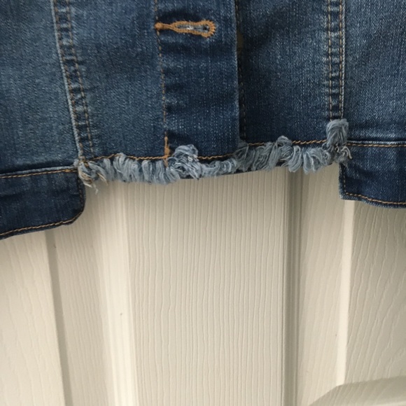 Jean jacket- 1822 size large. Short/falls above waist. - Picture 3 of 4